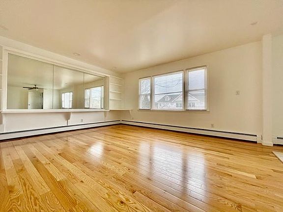 3rd image of 120 Lincoln Ave