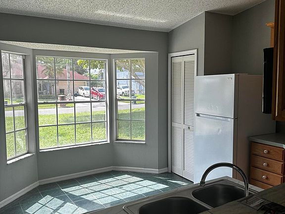 5th image of 1021 SW Dubois Ave