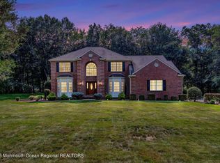 5 Horseshoe Dr, Perrineville, NJ 08535