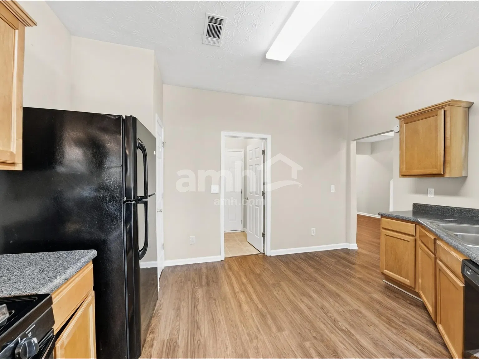 4 bed, 2.5 bath, 1919 sqft, $2,345 — Photo 4