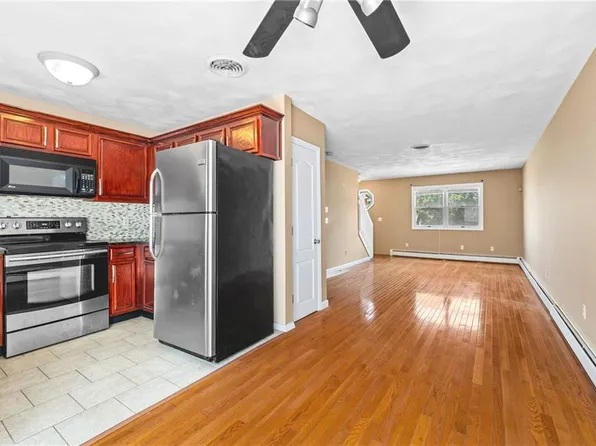 84 Sunflower Cir #105, North Providence, RI 02911