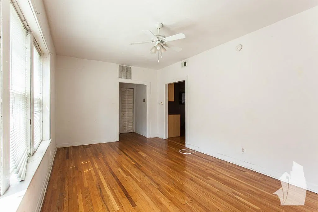 Spacious East Lakeview 1BR with Hardwood Floors & Updated Bath — Photo 4