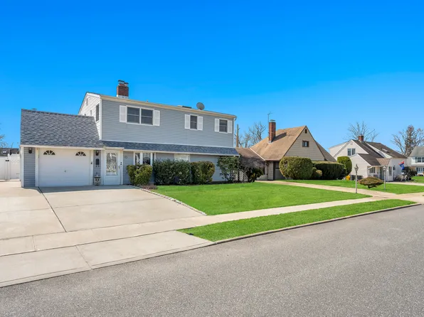 45 Walnut Ln, Hicksville, NY 11801