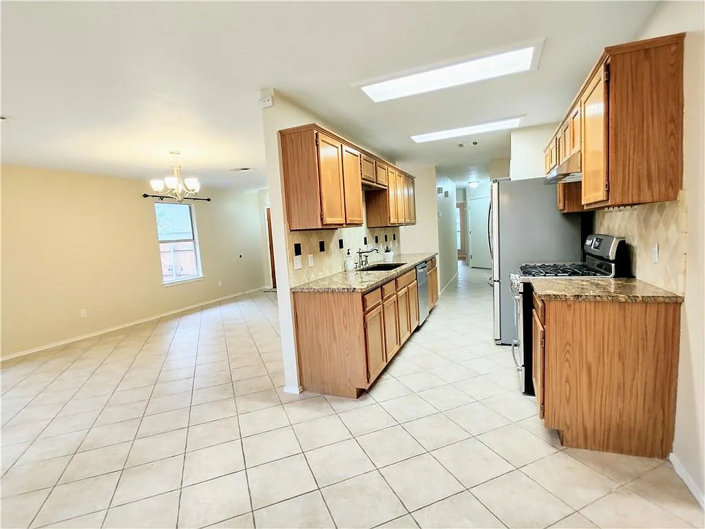3 bed, 1361 sqft, $1,900 — Photo 3