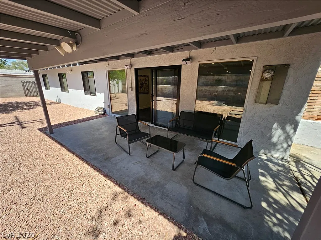 4 bed, 2.0 bath, 2097 sqft, $2,900 — Photo 2