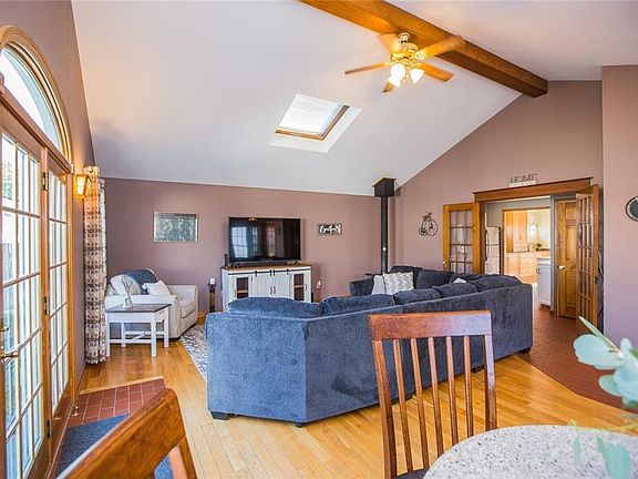 4th image of 639 Loretta St