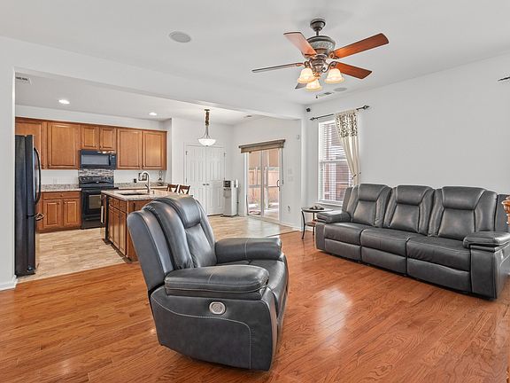 2nd image of 160 Pavilion St
