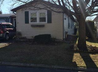 11 Dogwood Ln, Manorville, NY 11949