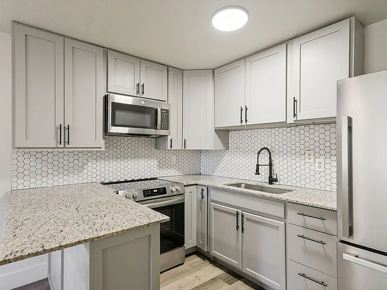 1121 Essex St #3 — Photo 7
