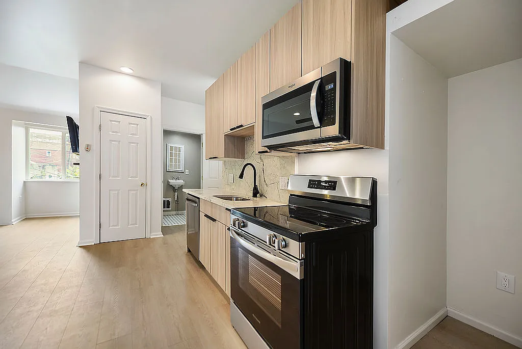 Studio, $895 — Photo 2