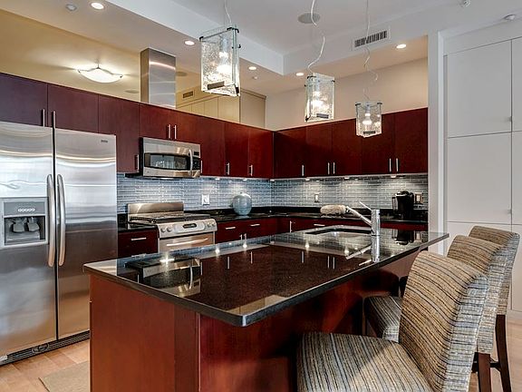 Kitchen w/ Granite Island