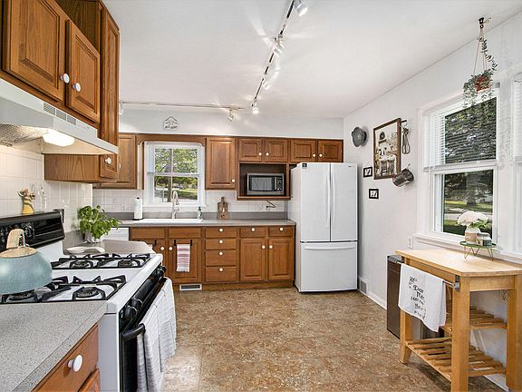 4th image of 19 Linden St