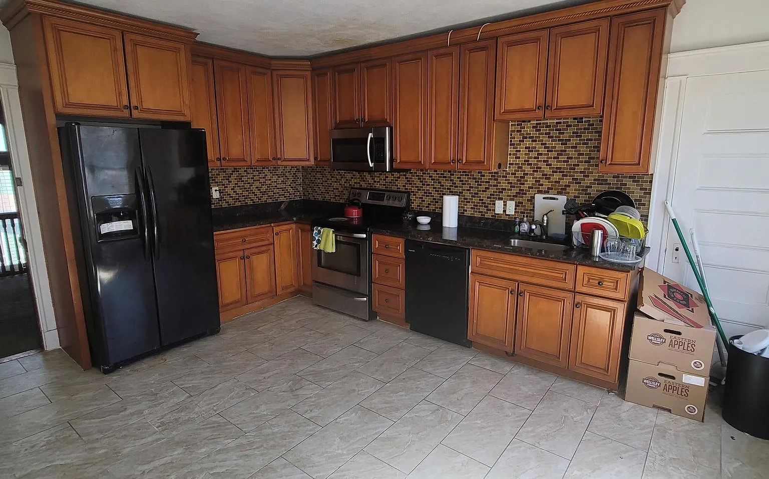 5 bed, 1400 sqft, $699 — Photo 1