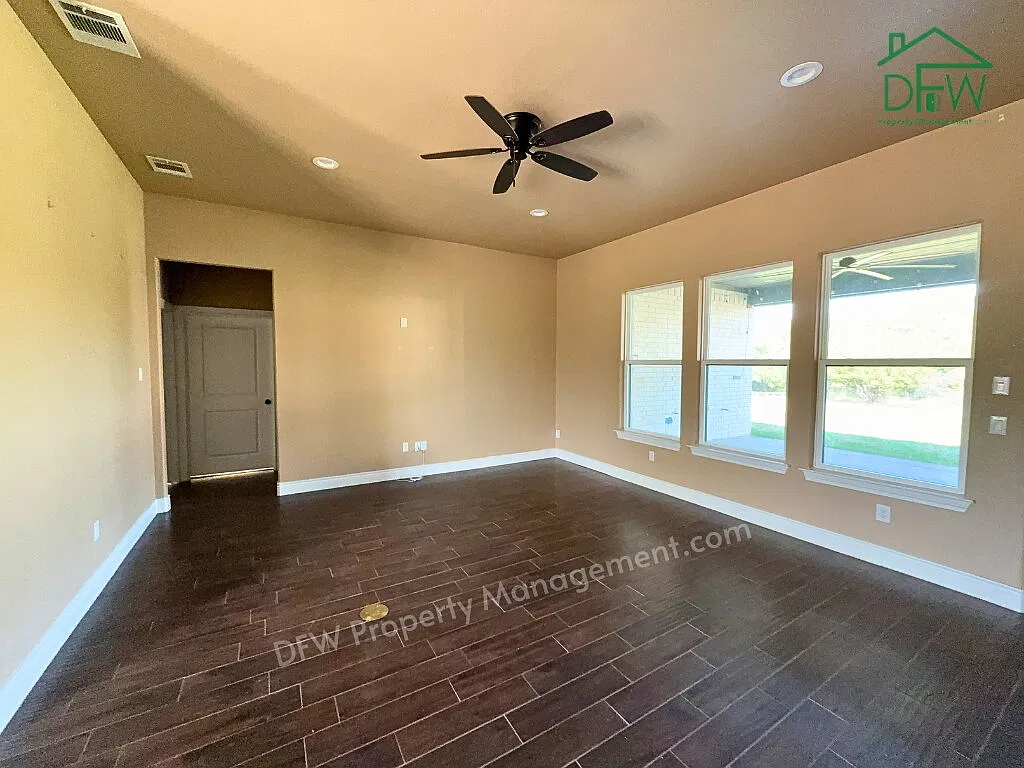 4 bed, 3.0 bath, 2410 sqft, $3,695 — Photo 3