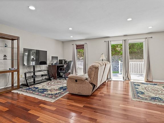 4th image of 10 Country Hill Ln #19