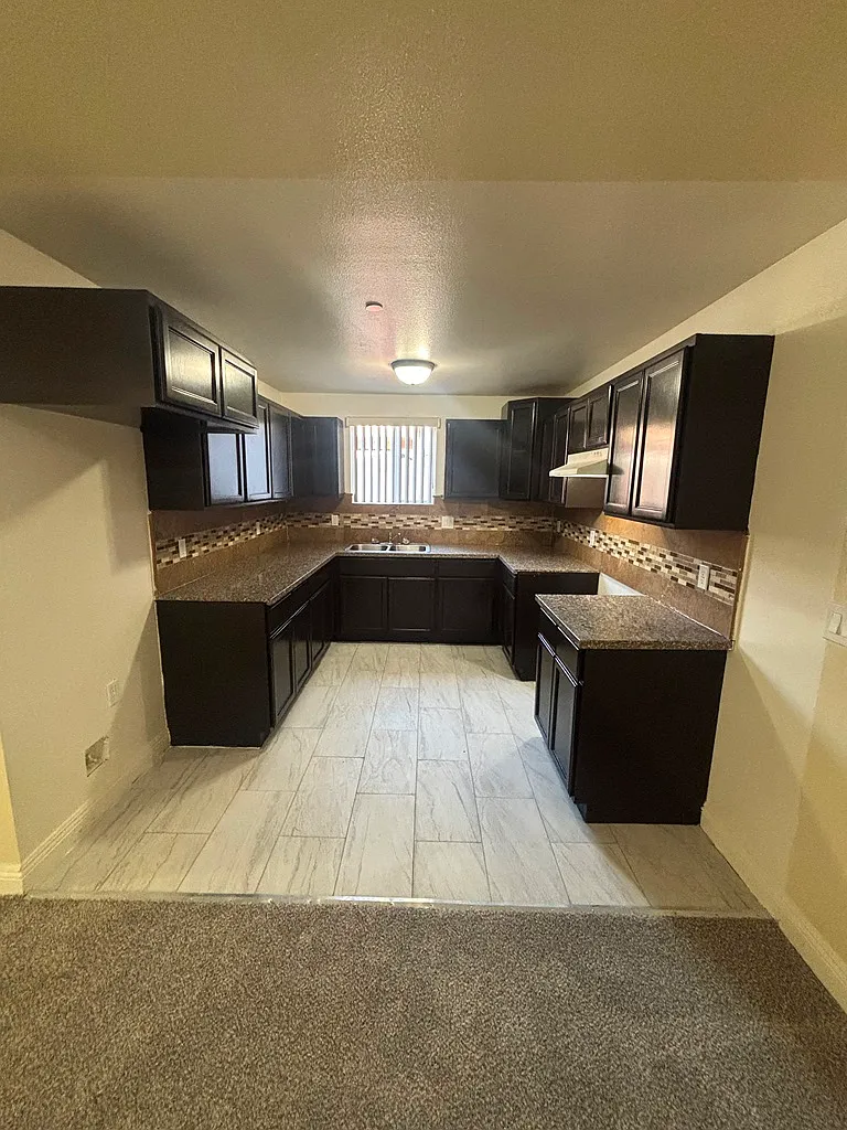 5 bed, 1712 sqft, $4,000 — Photo 3