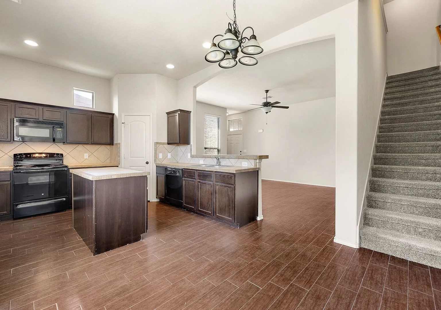 Available Now! Nice 3 Bedroom Duplex Located In New Braunfels! — Photo 3