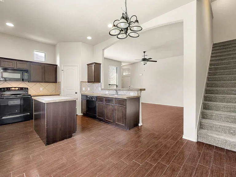 570 Creekside Cir — Photo 3