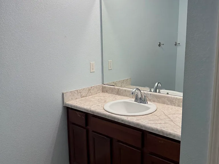 423 Haddenham Ct — Photo 17
