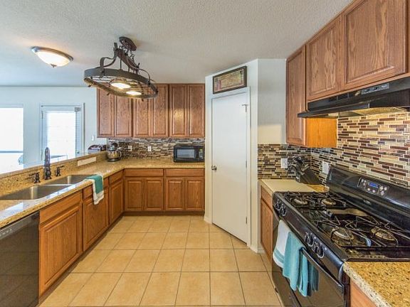 4th image of 411 Crosby Village Dr