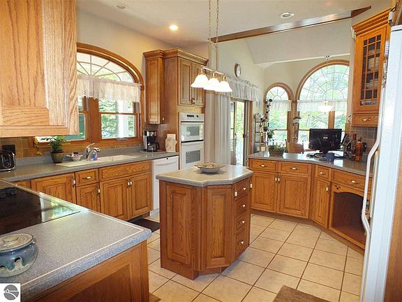 5th image of 19218 Wildwood Dr