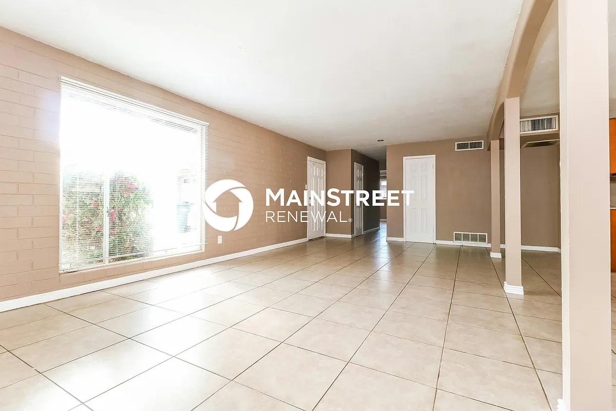 Living Room - 6136 W Clarendon Ave