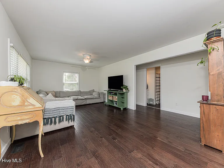 670 Queens Creek Rd — Photo 5