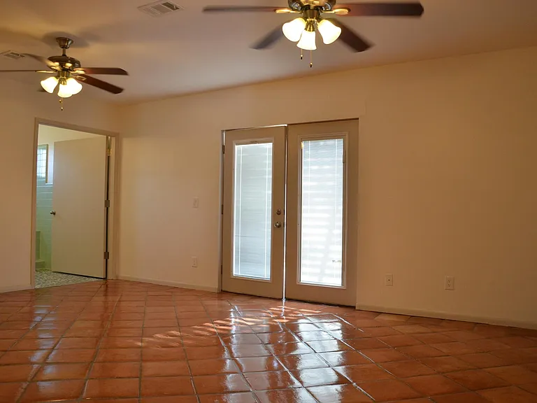1025 E Indianola Ave — Photo 24