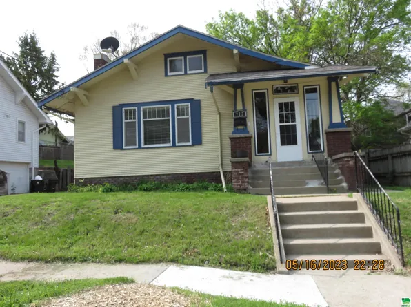 712 34th St, Sioux City, IA 51104