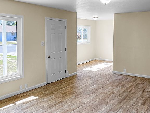 4th image of 202 W Lynn Ave