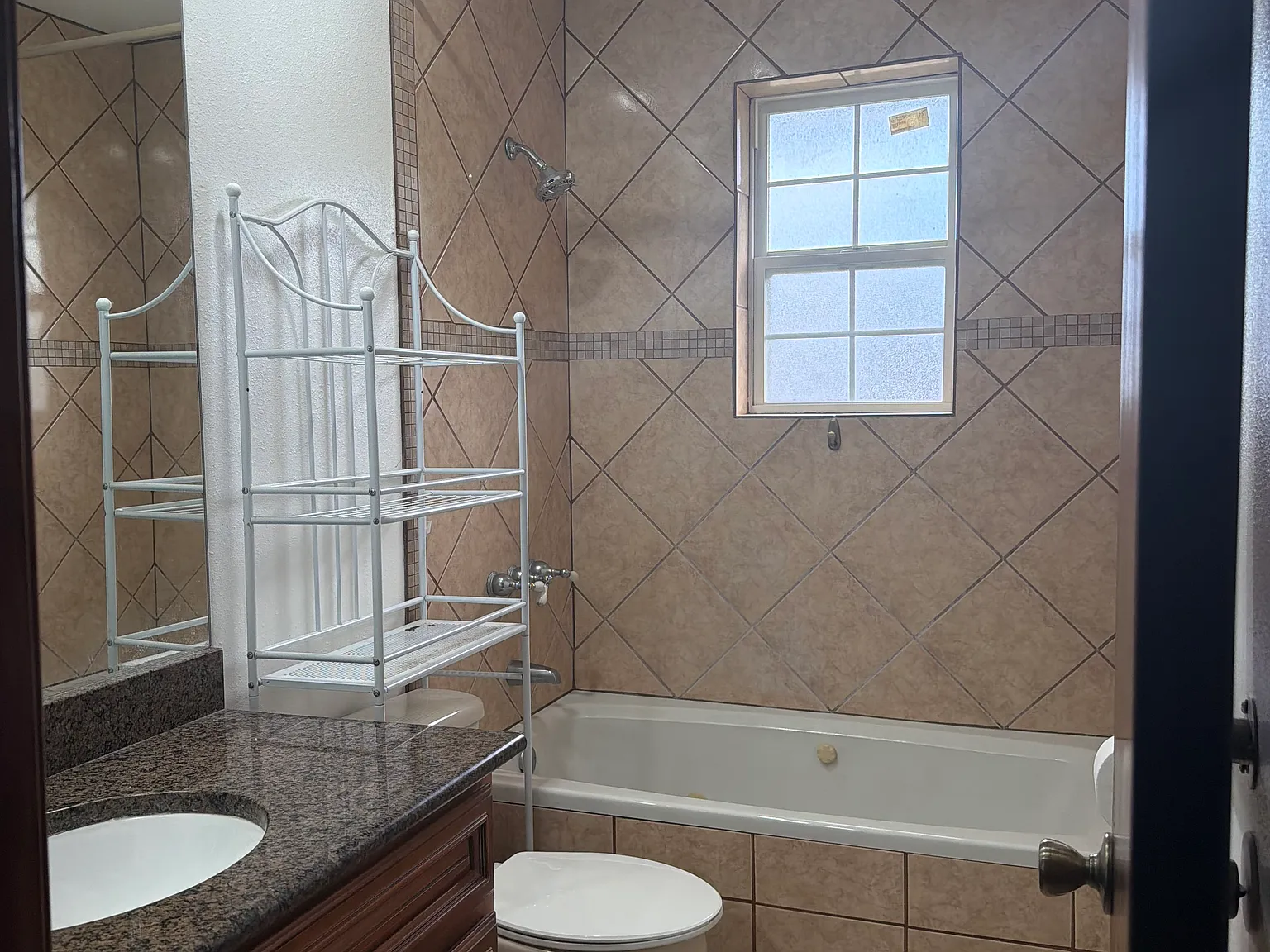 3 bed, $1,650 — Photo 4