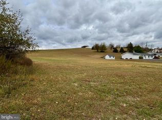 14 Holly Dr, Hamburg, PA 19526