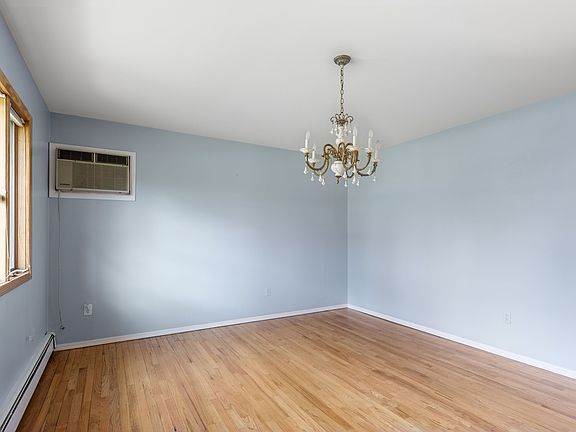 3rd image of 4 Columbine Ave