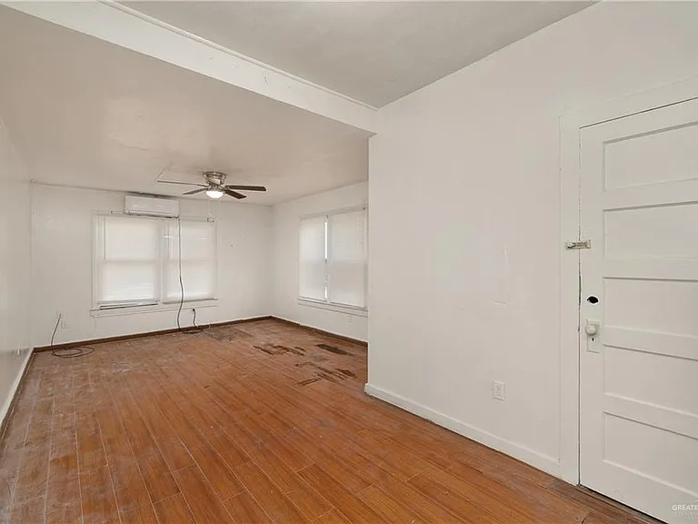 221 W 14th St — Photo 4