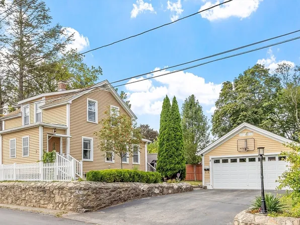 5 1st St, Webster, MA 01570