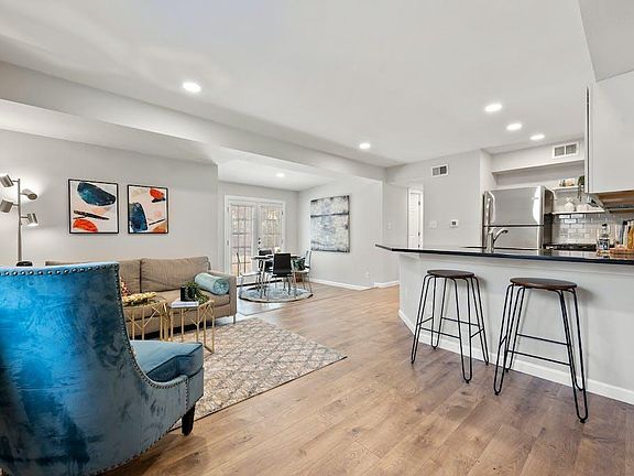 3rd image of 1312 E 52nd St #B