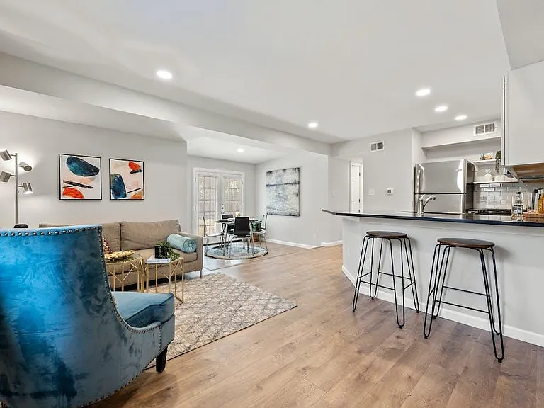 1312 E 52nd St #B — Photo 3