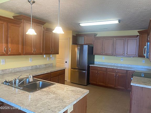 5th image of 283 Adrian Ave