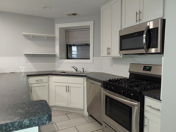 2nd image of 900 W Montrose Ave #902