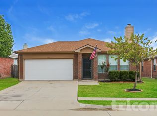 925 Buffalo Springs Dr, Fort Worth, TX 76140