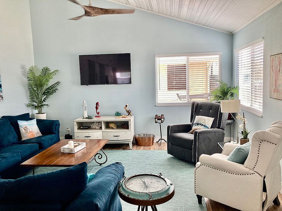 Great room w vaulted ceiling