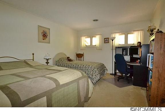5th image of 108 Live Oak Ln