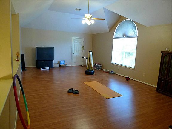3rd image of 3519 Walden Dr
