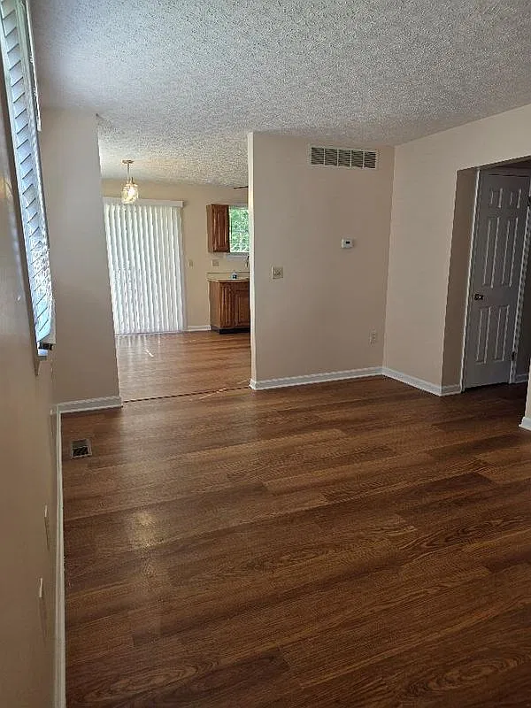 2 bed, 1.5 bath, 1000 sqft, $1,200 — Photo 2