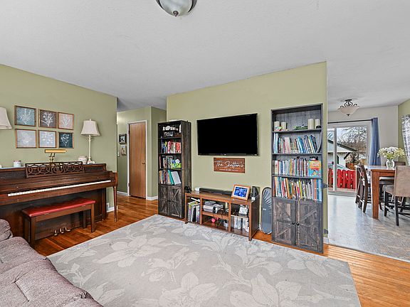 3rd image of 2347 Hawthorne Ct