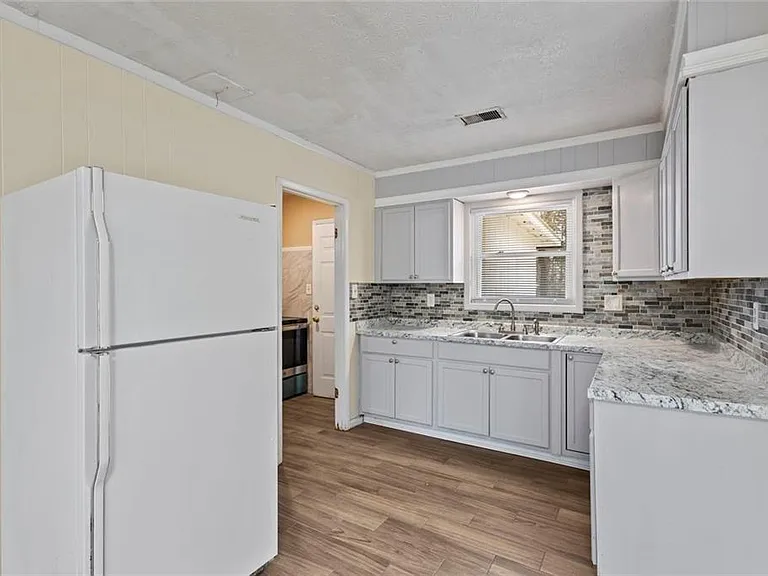 1201 Shoreham Dr — Photo 3