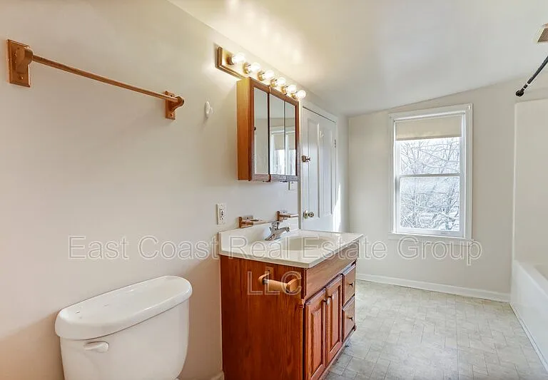 118 S Locust St — Photo 14