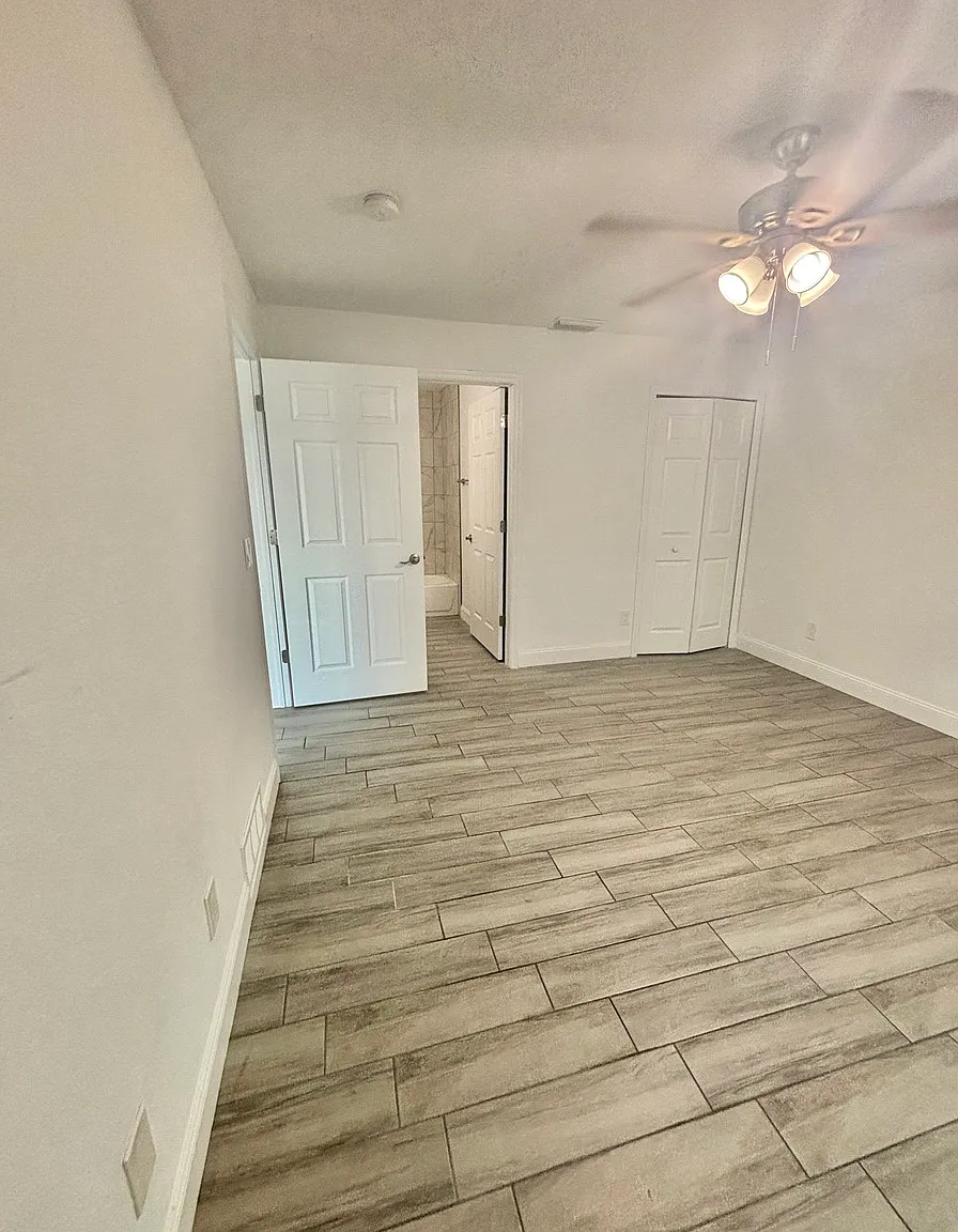 Annual Unfurnished one bedroom one bath Available Now! — Photo 4