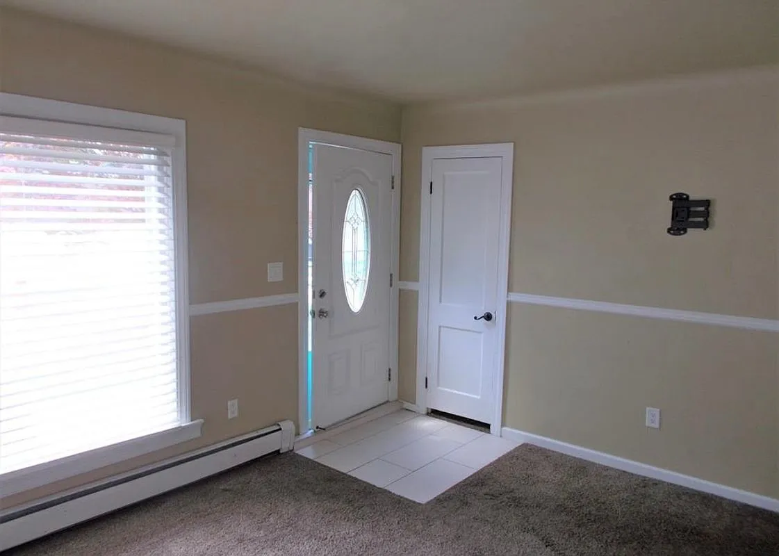 3 bed, 1.0 bath, 936 sqft, $1,900 — Photo 2