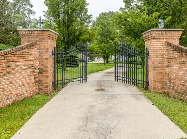 8044 Lakeshore Rd, Lakeport, MI 48059